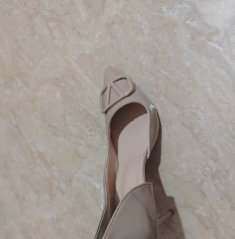 ����һ����Ů�ĸ߸�Ь